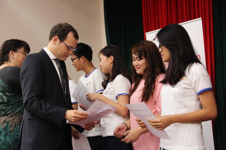 Verleihung des Deutschen Sprachdiploms an vietnamesische Schüler - ảnh 1